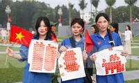 Người dân đổ về Quảng trường Hồ Chí Minh xem lễ diễu binh, diễu hành sáng 30/4