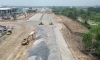 Dự án cầu Tứ Liên: Ngoại thành thi công nhộn nhịp, nội thành vẫn &apos;nằm yên&apos;