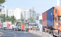 Dòng xe tải xếp hàng dài &apos;đứng bánh&apos; trên đường vào cảng Cát Lái, TPHCM