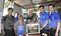 Bí thư thứ nhất Trung ương Đoàn thăm, tặng quà Chiến sĩ Điện Biên 