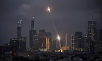 Hệ thống phòng không Iron Dome của Israel khai hỏa để đánh chặn các tên lửa bay qua Tel Aviv sáng 14/6/2025. Ảnh: AP. 