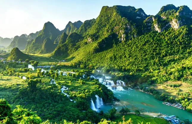 Tỉnh nào sau đây giữ nguyên trạng dù không đạt tiêu chí diện tích, dân số?